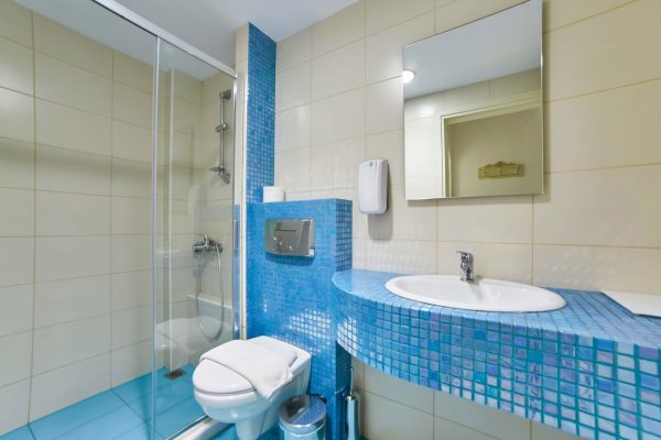 Luxury One Bedroom Apartments with Sea View bathroom