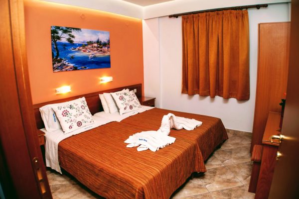Split Level Quintuple Suite with Sea View bedroom
